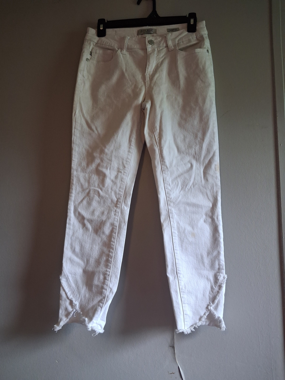 Judy Blue White Ankle Frayed Hem Capris
